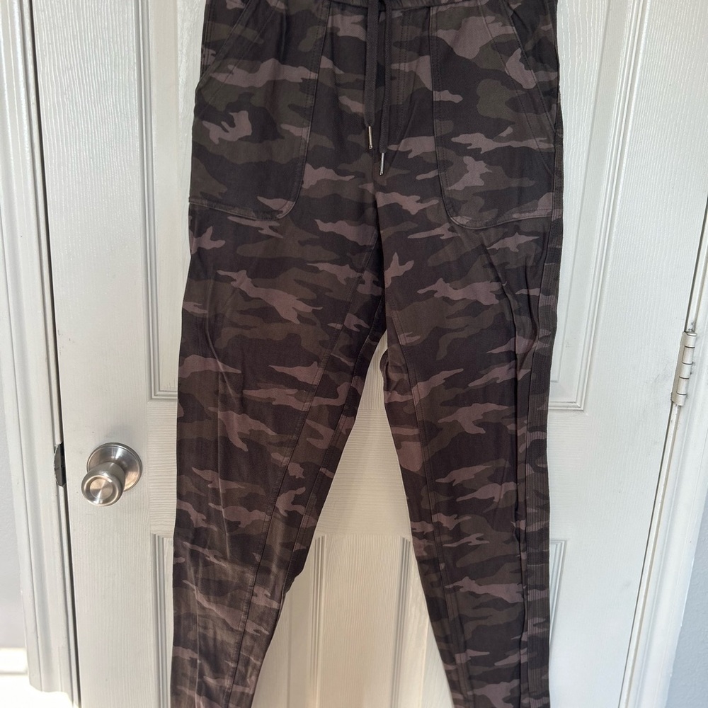 Athleta Women’s Black Camouflage Cargo Pants